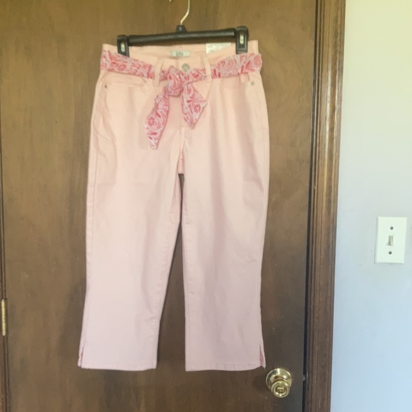 Croft & barrow pink jean mid rise Capri with floral scarf belt size 4 - Picture 9 of 17